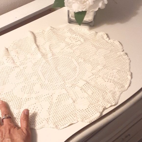 White Lace DOILIE crocheted OVAL Table cover Grannycore Cottagecore Dainty VNT - Picture 5 of 7
